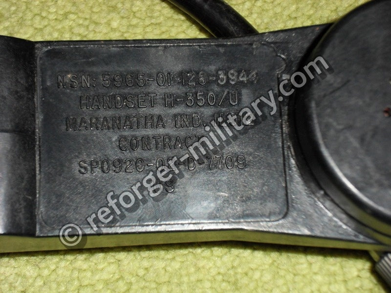 Detailaufnahme der originalen Typenprägung und Modellbezeichnung H-350/U auf dem Hörergehäuse.