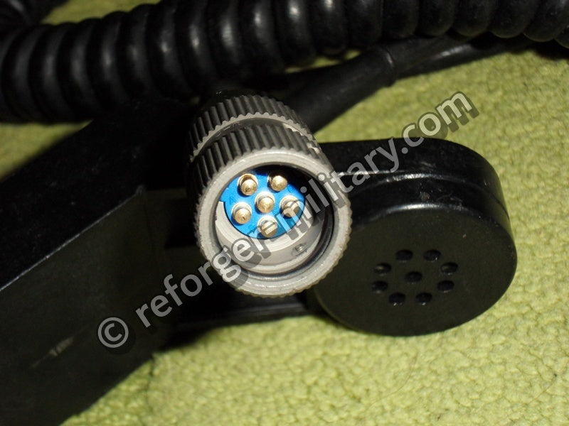 Nahaufnahme des 6-poligen U-329/U Audio-Anschlusssteckers am US-Militär-Handhörer.