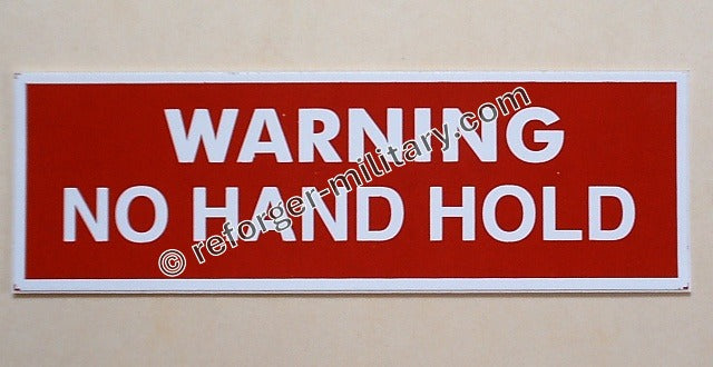 "No Hand Hold" Aufkleber am HMMWV M998