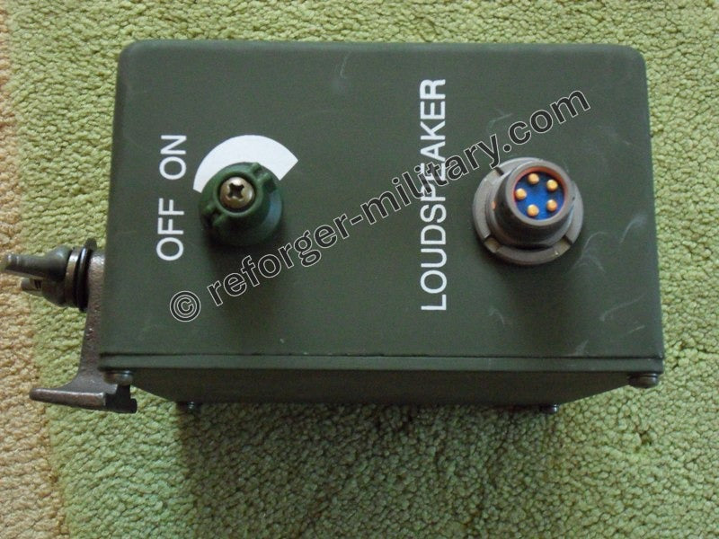 LS-688/VRC – US Army Militärlautsprecher Seitenansicht mit Lautstärkeregler und Kabelanschluss