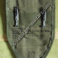 Rückseite der M1956 Spatentasche – US Army Befestigungssystem mit Metall-Clips (ALICE)
