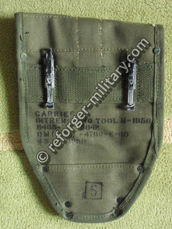Rückseite der M1956 Spatentasche – US Army Befestigungssystem mit Metall-Clips (ALICE)
