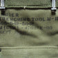 Detailansicht der originalen Stempelung auf dem M1956 Canvas Cover – Typenbezeichnung US Army