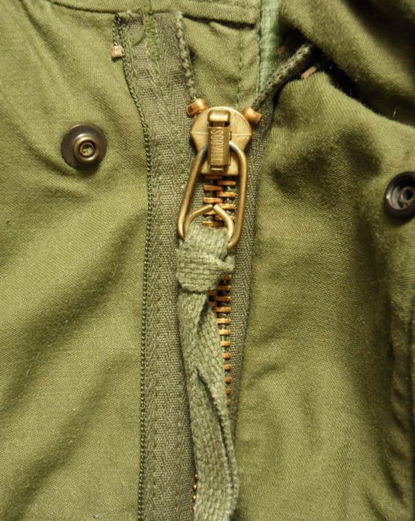 M65 Field Jacket Oliv Medium Long – Detailansicht Messing Reißverschluss, sehr gut gebraucht mit Pershing Missile Unit Patch