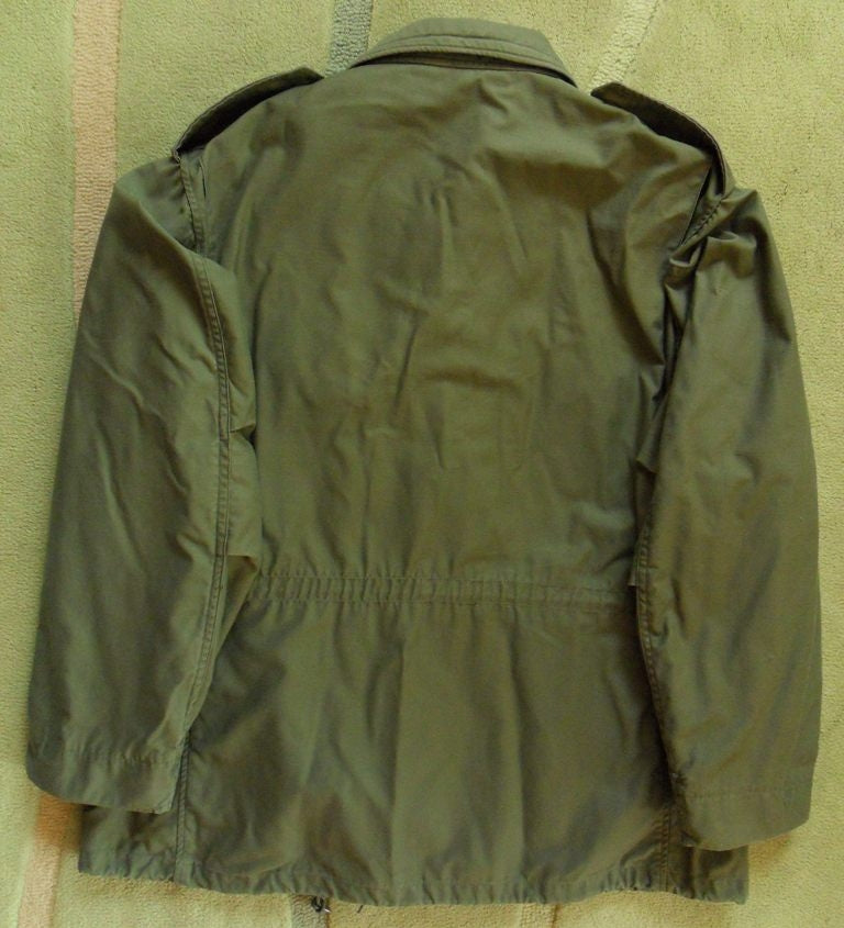 M65 Jacke Oliv Größe Large – Rückansicht, sehr gut gebraucht mit US Air Force Patches