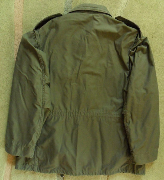 M65 Jacke Oliv Größe Large – Rückansicht, sehr gut gebraucht mit US Air Force Patches
