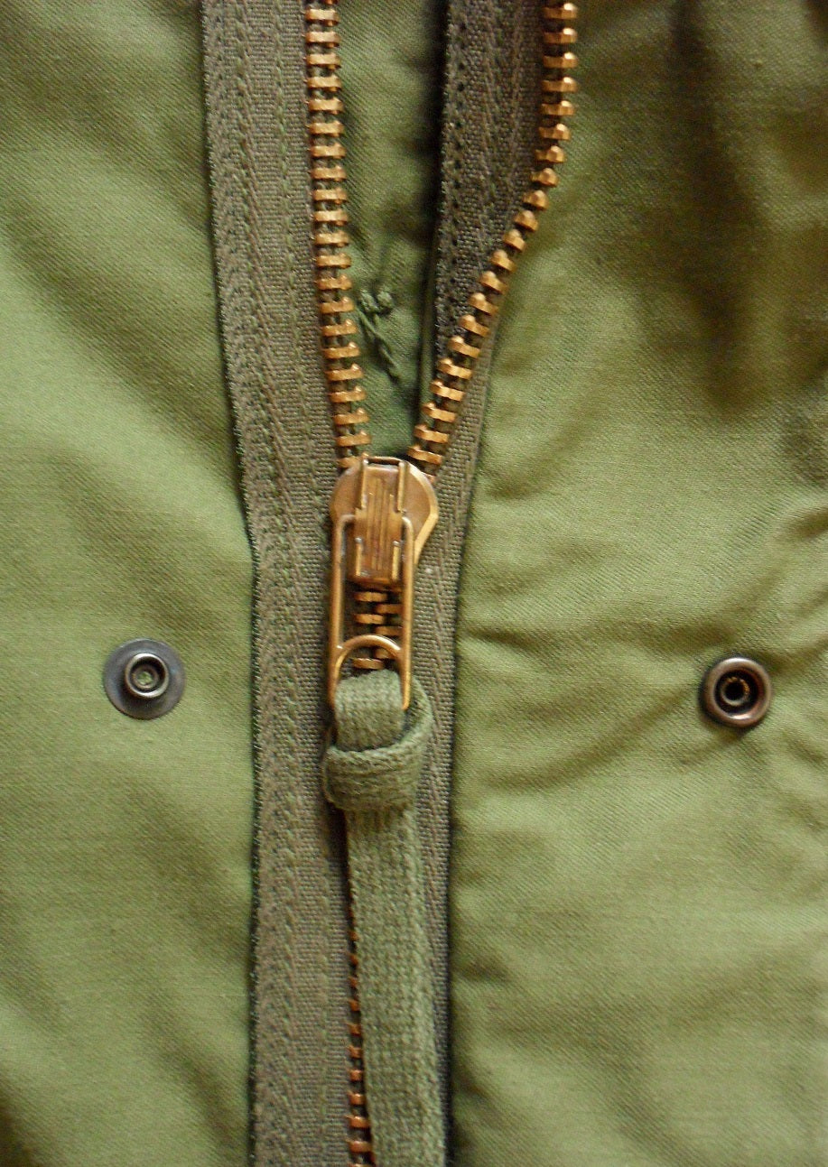 65 Jacke Oliv Größe Large – Detailansicht Messing Scovill Reißverschluss, sehr gut gebraucht mit US Air Force Patches