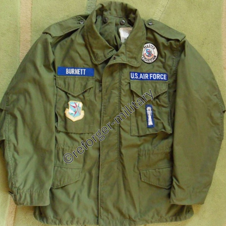 M65 Jacke Oliv Größe Large – Vorderansicht, sehr gut gebraucht mit US Air Force Patches