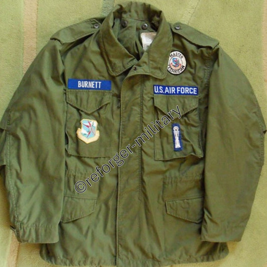 M65 Jacke Oliv Größe Large – Vorderansicht, sehr gut gebraucht mit US Air Force Patches