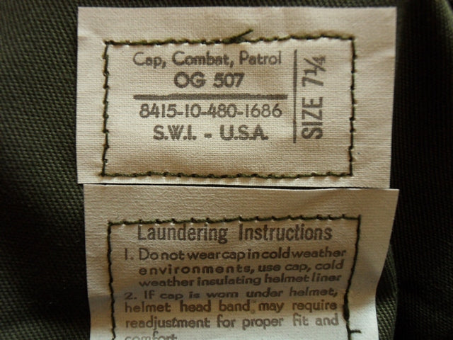 Hersteller-Label im Inneren der olivfarbenen OG-107 Patrol Cap mit Größenangabe