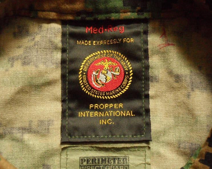 Originales US-Marines Label der MARPAT Jacke mit Contract Number und Materialangaben.