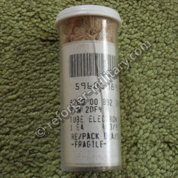 Detailaufnahme der originalen militärischen Beschriftung der 2DF4 Endstufenröhre für das AN/PRC-25 Funkgerät.