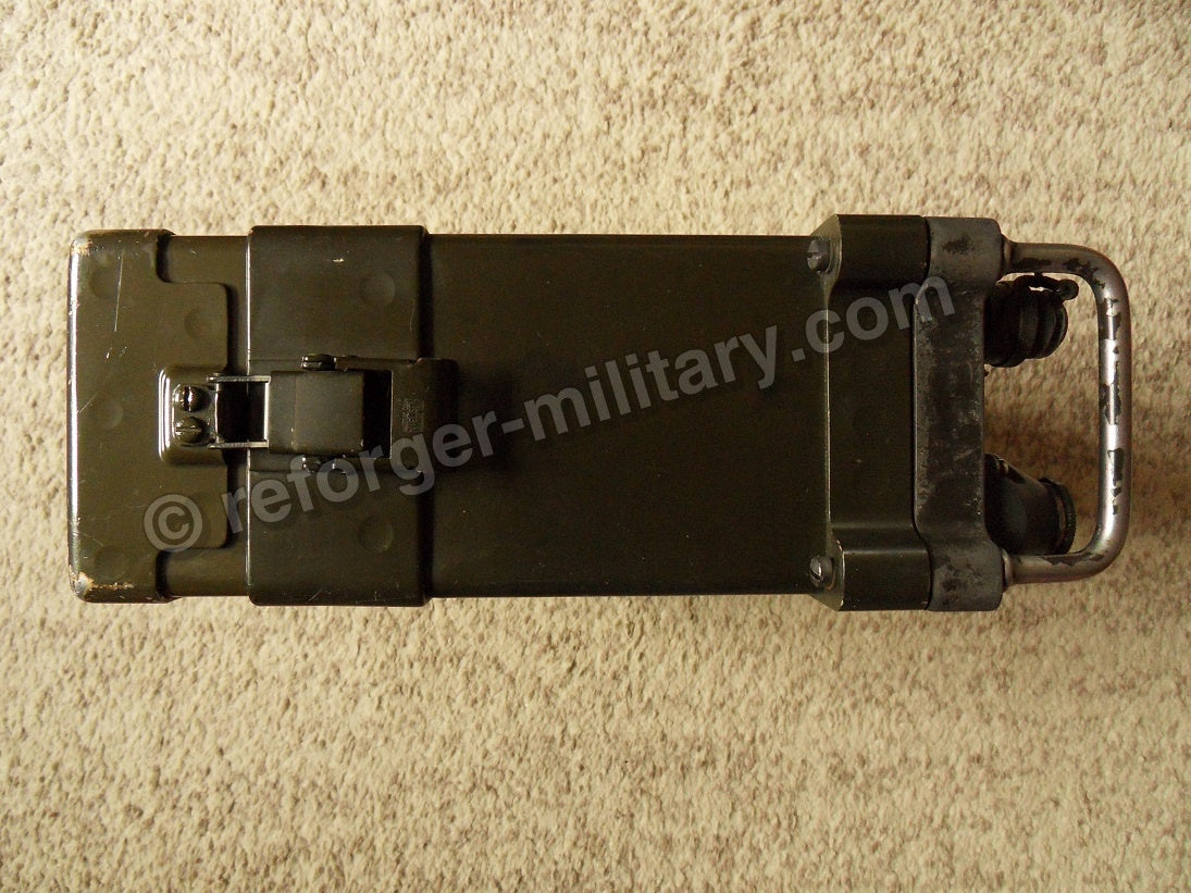 Seitenansicht des PRC-25 Gehäuses im originalen Oliv Drab (OD Green) Lackierung
