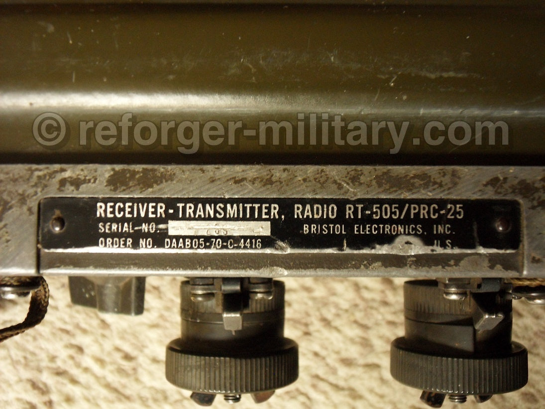 Typenschild des RT-505 PRC-25 Funkgeräts mit Seriennummer und Hersteller