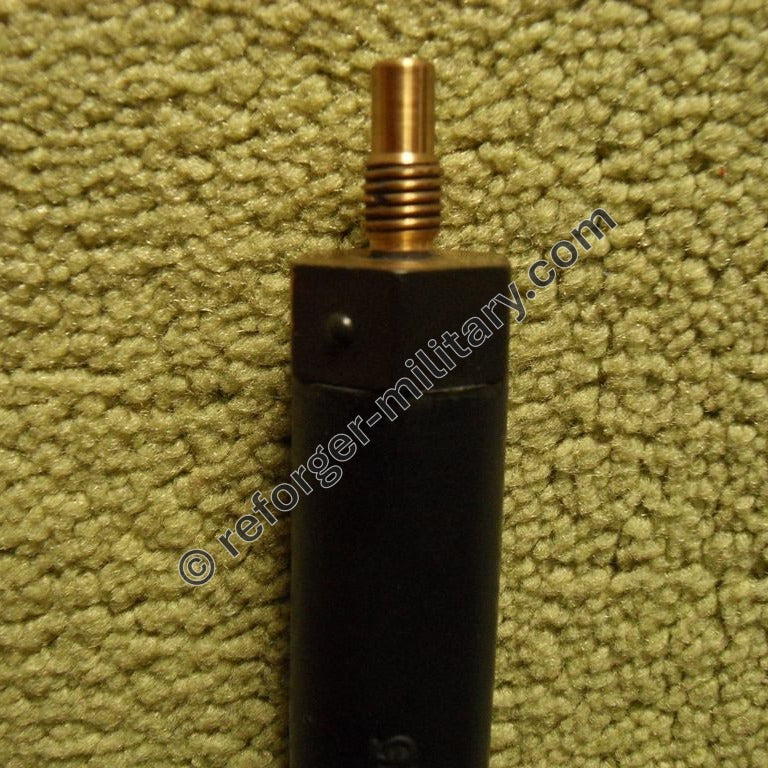 Detailansicht des Einschraubgewindes am Adapter AB-591 für den Antennen-Sockel am PRC-77 Funkgerät.