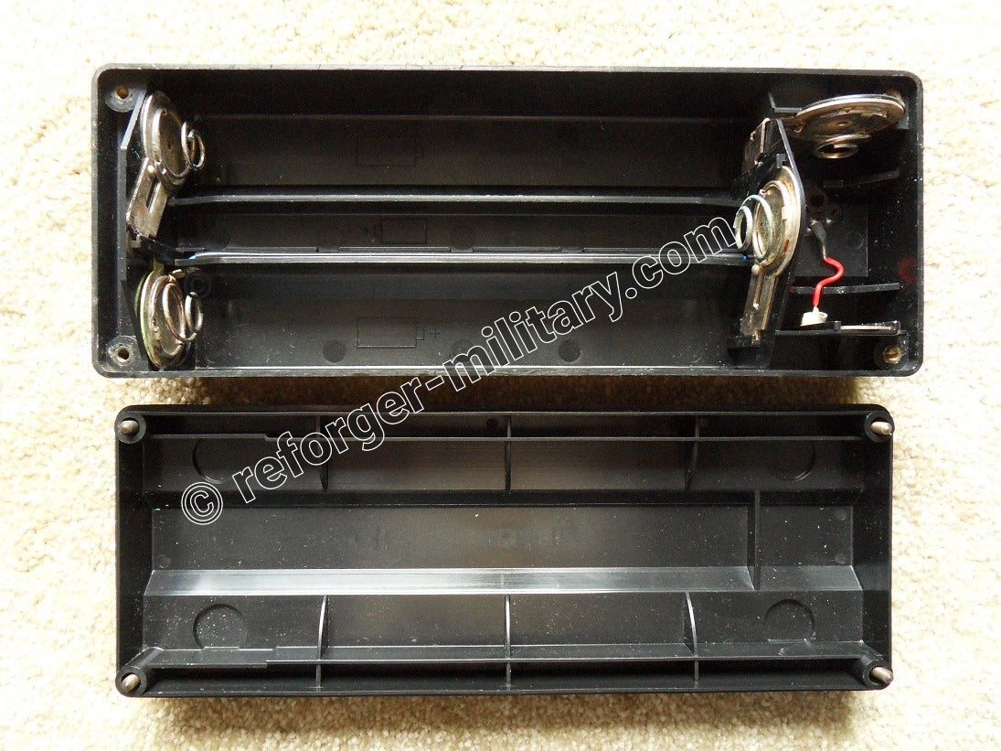 Innenansicht des D‑Cell Battery Holders für PRC‑77 Funkgerät