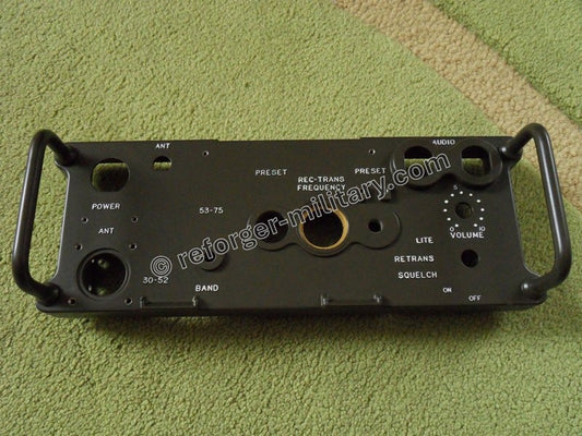 Bedienfeld des PRC‑77 Funkgeräts (Front‑Panel)