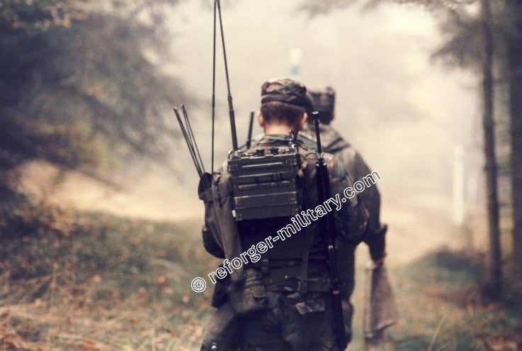 ST-138 Tragegestell im Einsatz – Soldat trägt PRC-77 Funkgerät auf dem Rücken