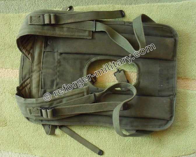 ST-138 Tragegestell für PRC-77 von hinten, ausgestattet mit gepolsterten Schultergurten für verbesserten Tragekomfort