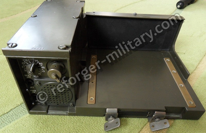 Originales US Army AM-2060/GRC Verstärker und Stromversorgung für PRC-77 in der Gesamtansicht.