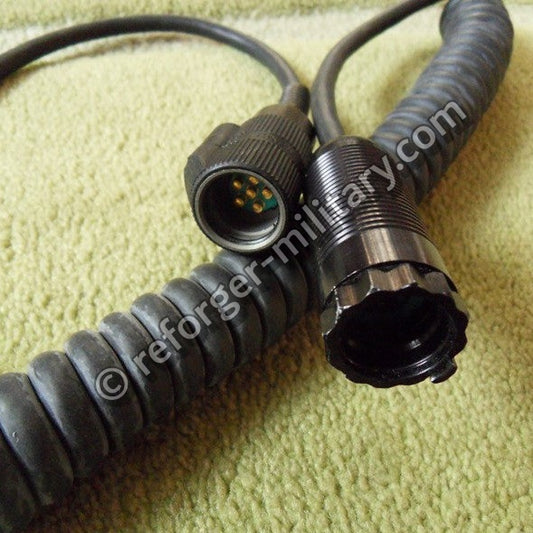 Detailaufnahme der Anschlussstecker des US Army Intercom VIC-1 Spiralkabels für CVC Panzerhelme.