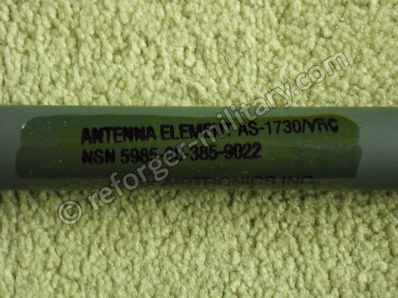 Nahaufnahme der originalen Typenbezeichnung AS-1730 VRC auf dem US Army Antennenunterteil