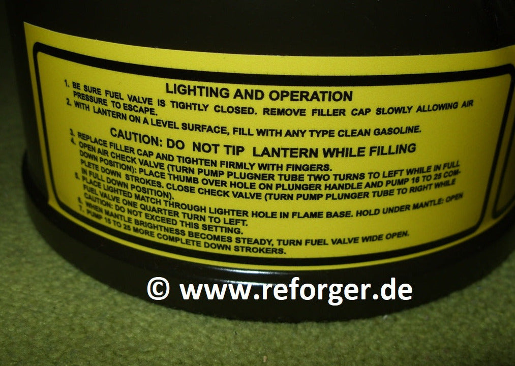 Detailansicht des US Army Aufklebers 'Lighting and Operation' für Coleman und SMP Benzinlampen