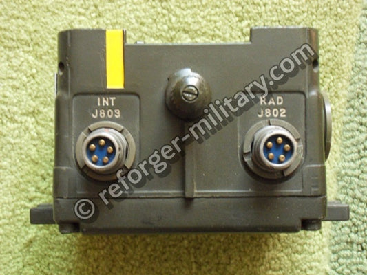 Detailaufnahme der Audio-Anschlussbuchsen am US Army C-2298/VRC Intercom Bedienteil für Headset oder Handapparat.