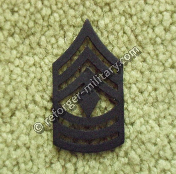 U.S. Army First Sergeant (1SG) Rangabzeichen aus Metall – Subdued Rank Insignia with Diamond for BDU Uniform.