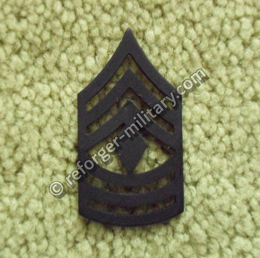 U.S. Army First Sergeant (1SG) Rangabzeichen aus Metall – Subdued Rank Insignia with Diamond for BDU Uniform.