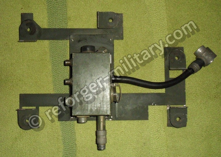 Originale US Army J-3513A/U Interconnecting Box für das KY-57 Krypto-Gerät in der Gesamtansicht.
