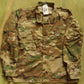 US Army ACU Feldbluse im OCP-Tarnmuster (passend zu MultiCam) mit schrägen Brusttaschen und Klettflächen
