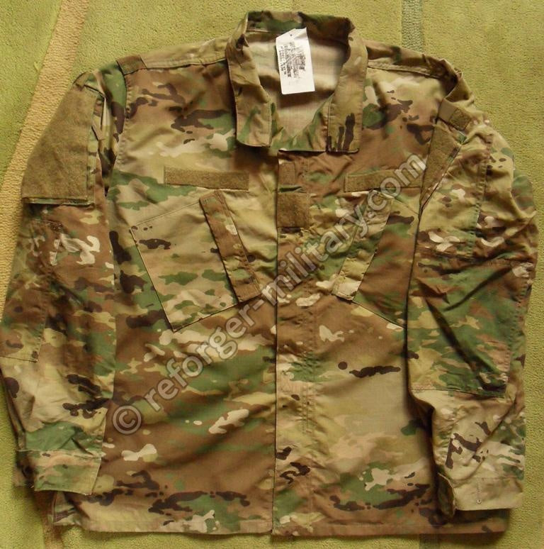 US Army ACU Feldbluse im OCP-Tarnmuster (passend zu MultiCam) mit schrägen Brusttaschen und Klettflächen