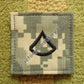 US-Army-Dienstgrad PFC (Private First Class) – gestickter Rank Patch mit Klett im ACU-Digital-Tarnmuster