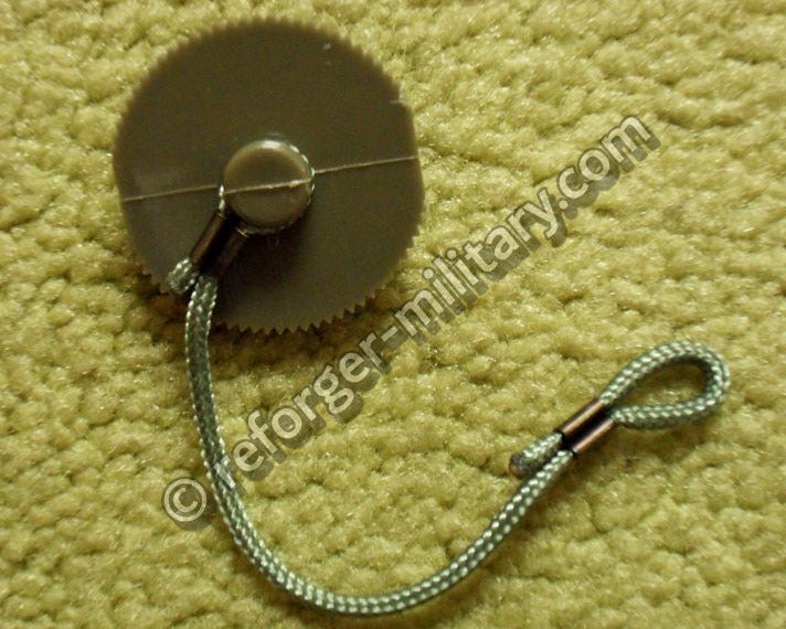 Original US Army Schutzkappe für PRC-77 Antennensockel – Protective Dust Cap für Funkgerät Antennenfuß.