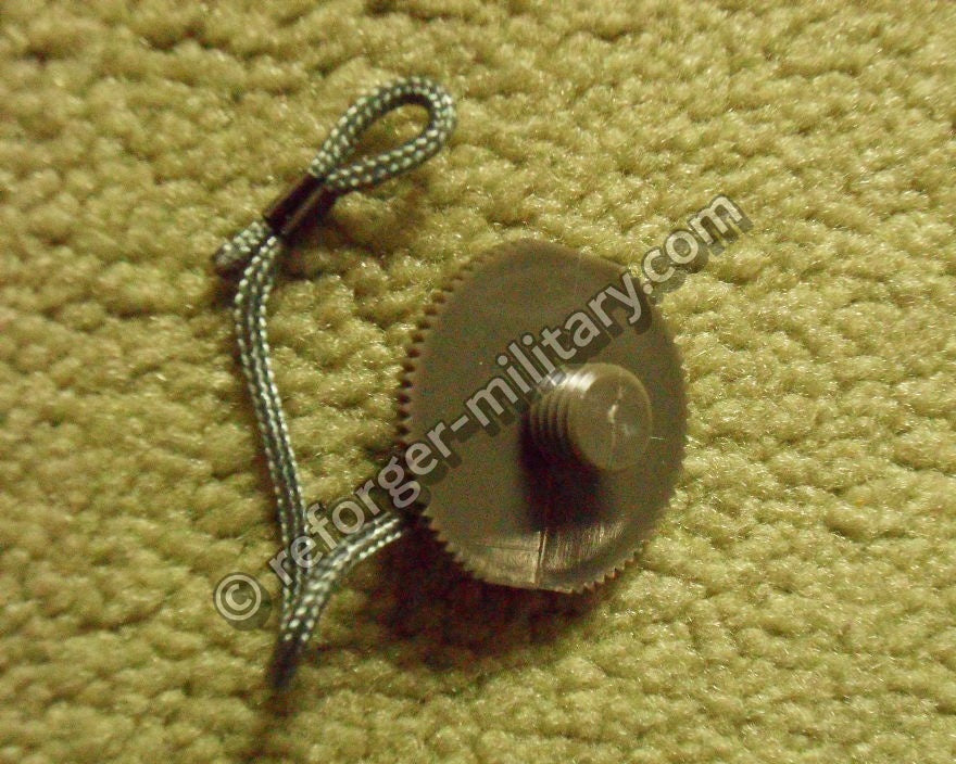 Detailansicht des Einschraubgewindes der originalen US Army PRC-77 Antennensockel-Schutzkappe