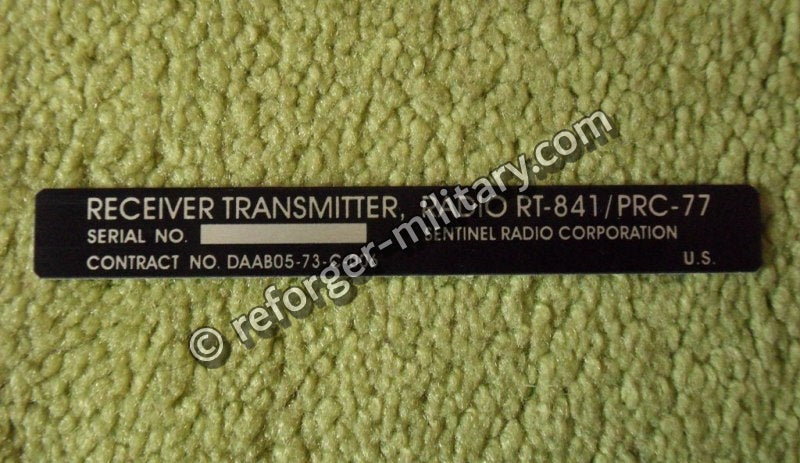 Original US Army PRC-77 Data Plate von Sentinel Radio Corp. – Hersteller-Typenschild für Funkgerät.
