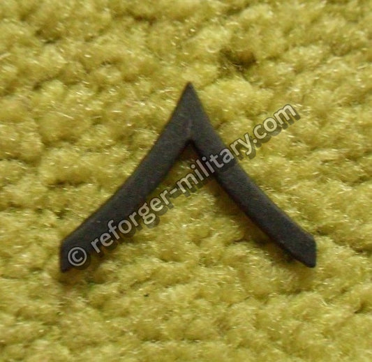 U.S. Army Private (PV2) Rangabzeichen aus Metall – Subdued Rank Insignia Pin with one Chevron for BDU Uniform.