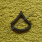 U.S. Army Private First Class (PFC) Rangabzeichen aus Metall – Subdued Rank Insignia Pin for BDU Uniform.