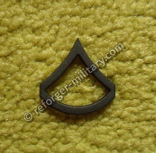 U.S. Army Private First Class (PFC) Rangabzeichen aus Metall – Subdued Rank Insignia Pin for BDU Uniform.