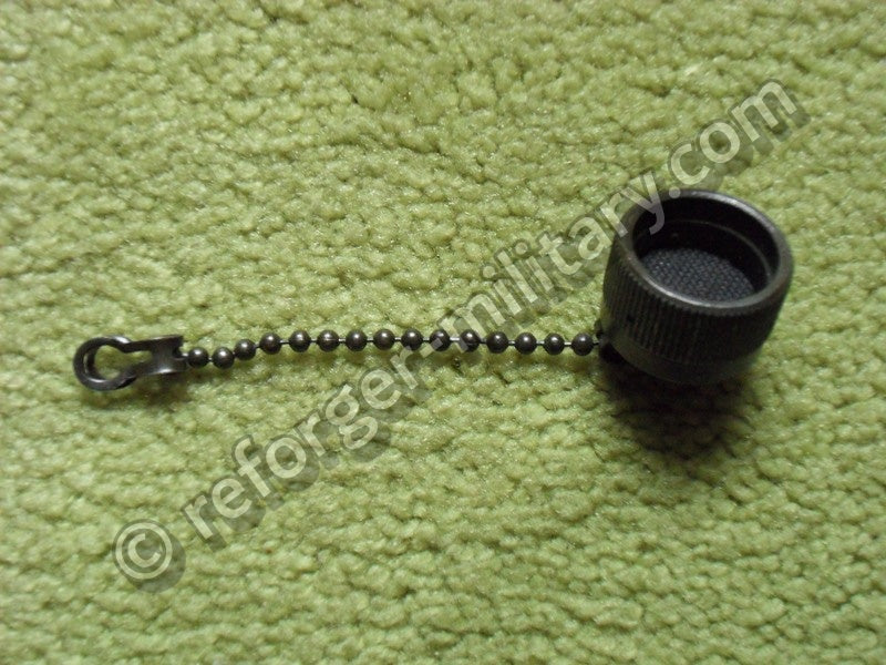 Innenansicht der originalen US Army Schutzkappe (Shorting-Type) mit Bajonettverschluss für U-283/U und U-183/U Audio-Buchsen.