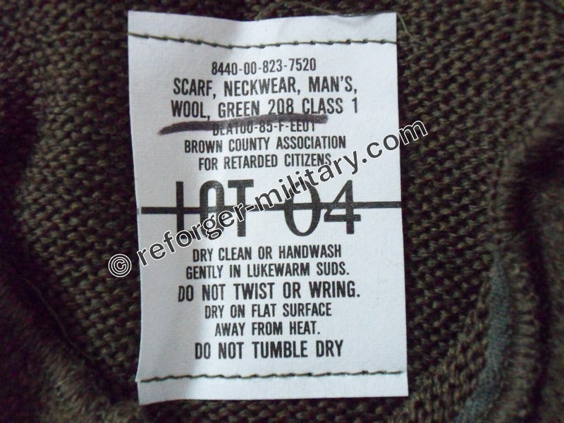 US‑Army Wool Scarf in Grün – Detailansicht des Originaletiketts im Strickschal