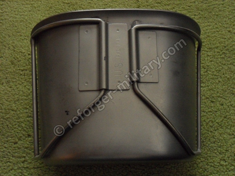 Detailansicht des US Feldflaschenbechers aus Edelstahl für die 1QT Feldflasche.