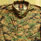 Detailansicht der schrägen Brusttaschen – USMC MARPAT Digital Woodland Jacke.