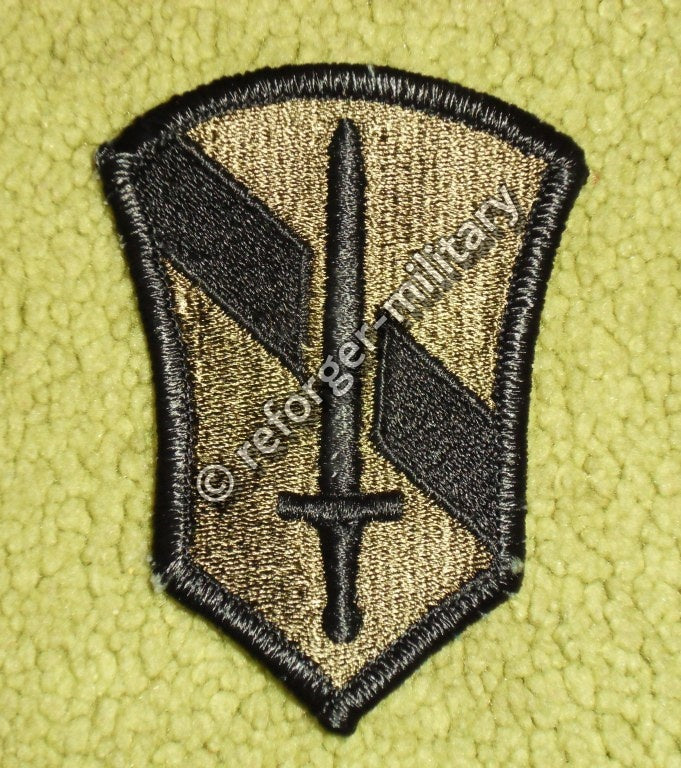 Originales US Army 1st Field Force Vietnam Patch in der oliv-schwarzen Subdued-Variante für die Felddienstuniform.