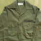 Nahaufnahme der Brusttaschen und der Knopfleiste des vintage US Army OG-507 Utility Shirts.