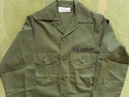 Nahaufnahme der Brusttaschen und der Knopfleiste des vintage US Army OG-507 Utility Shirts.