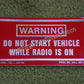US Army Warnaufkleber "Warning DO NOT START VEHICLE WHILE RADIO IS ON" – Hinweis für Militärfahrzeuge mit Funkgerät.