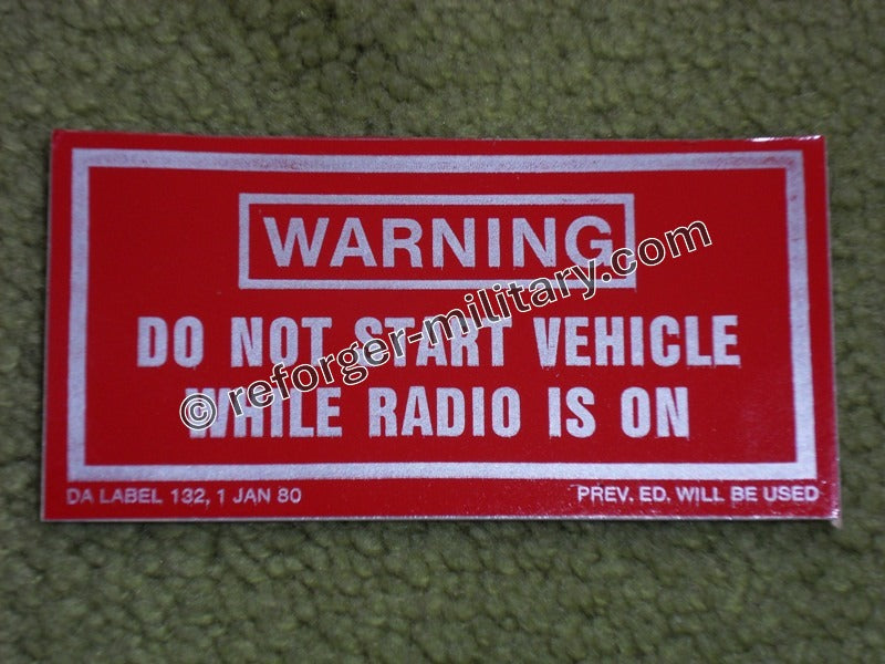 US Army Warnaufkleber "Warning DO NOT START VEHICLE WHILE RADIO IS ON" – Hinweis für Militärfahrzeuge mit Funkgerät.