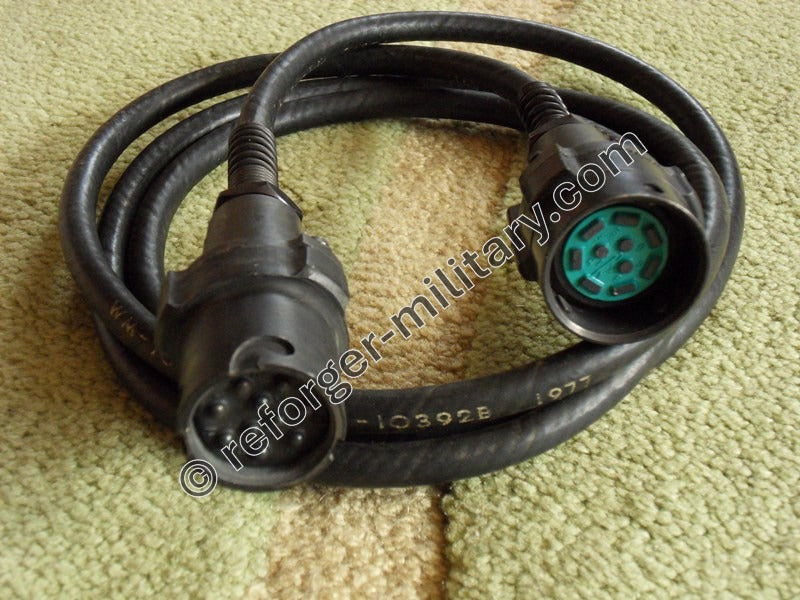Detailansicht WM-70B/U US Army Audiokabel mit U-77/U Anschlusssteckern – militärisches Verlängerungskabel für Funkgeräte und Kommunikationskomponenten.